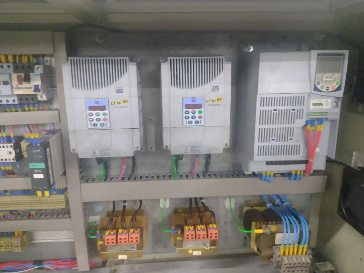 Manutenção de máquina e equipamentos. Reforma de extrusora e corte solda.  - Foto 2