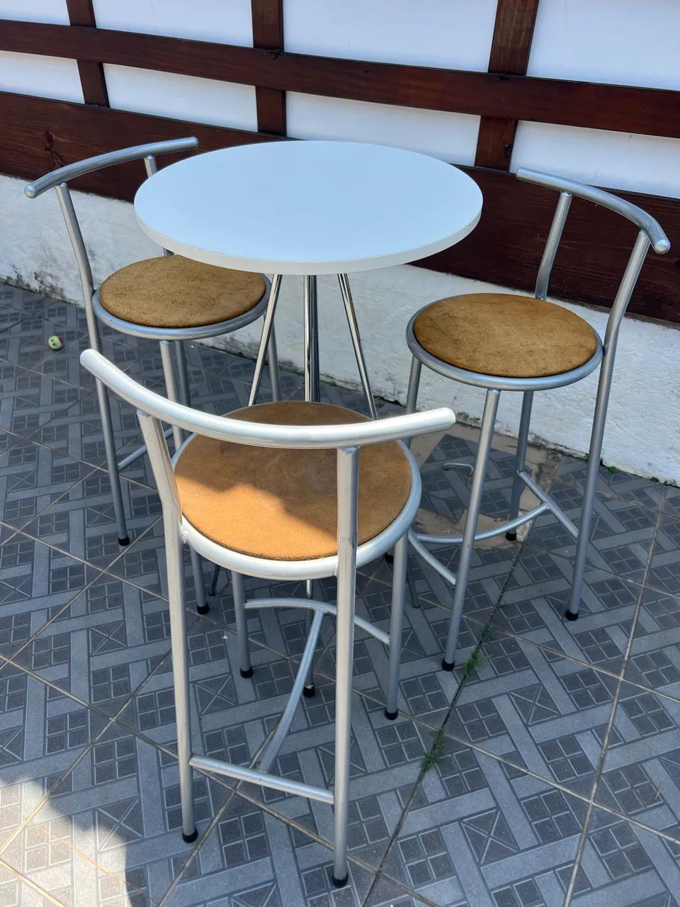 Conjunto de 1 mesa bistrô com 3 banquetas altas.