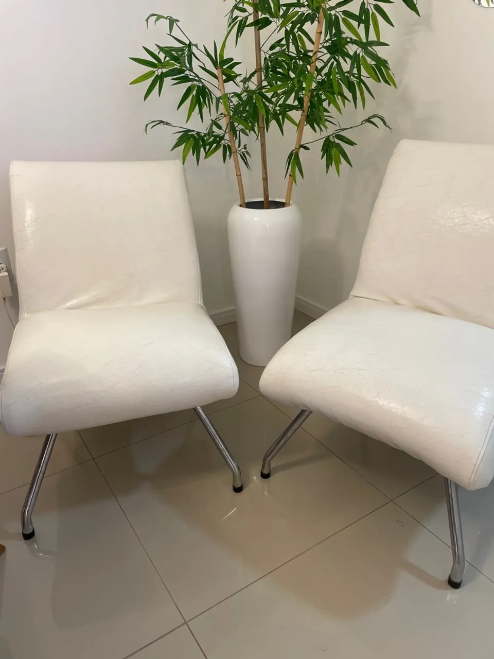2 Poltronas com Design Moderno