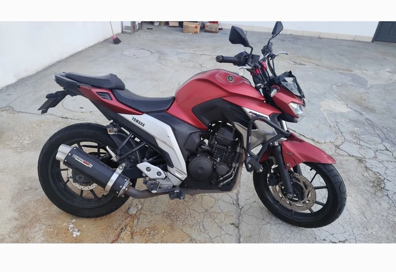 Troco por moto maior ou carro mais novo, ambos no rolo