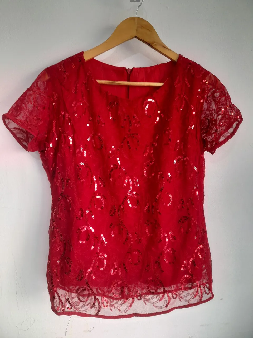 Blusa de renda vermelha com paetês tam: 38/40