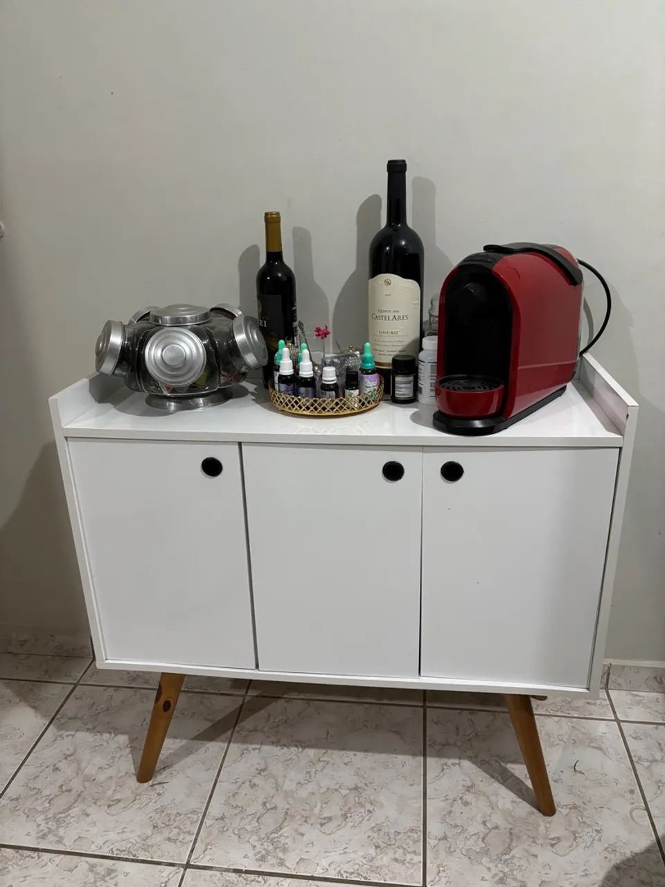 Armário de 3 portas branco com pés de madeira