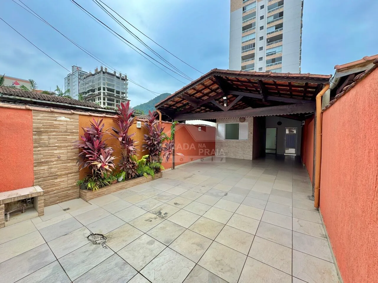 Casa Geminada no Forte, 3 dormitórios, 5 vagas, quintal, confira na imobiliária em Praia G