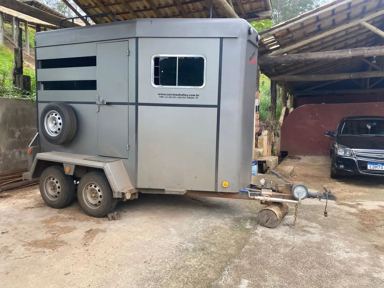 Trailer Halley para 2 cavalos frente.