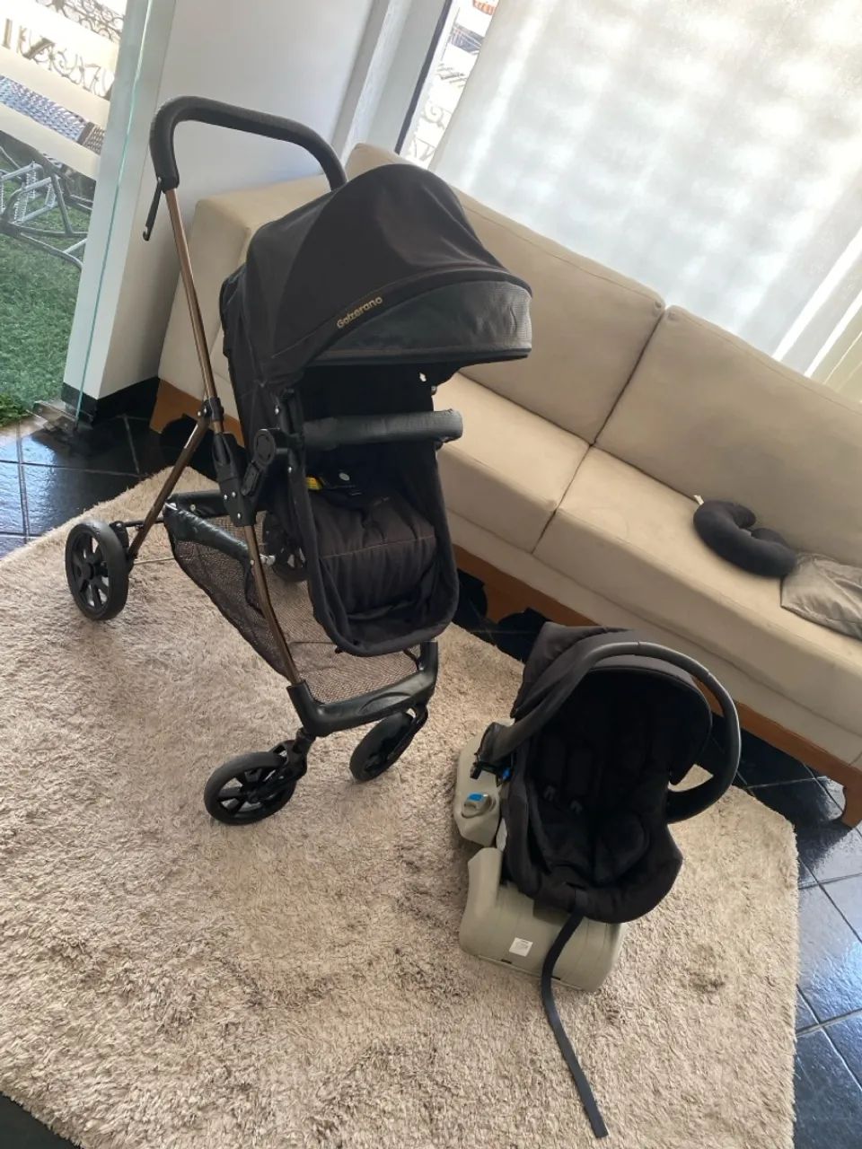 Carrinho de bebê e bebê conforto gazerano