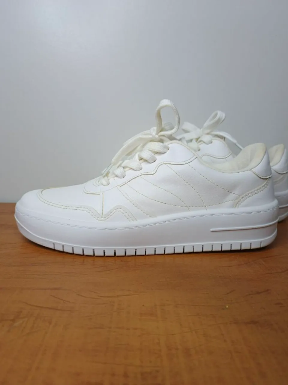 Tênis branco casual feminino