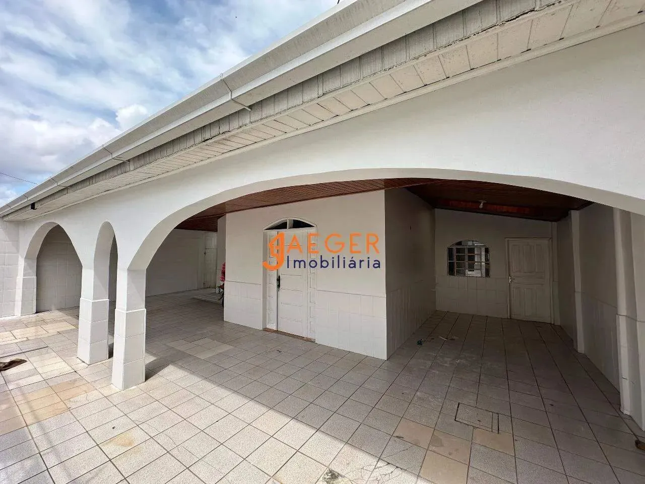 Casa com 3 quartos e 1 suíte para locação no bairro São João Bosco - Por R$ 2.800,00