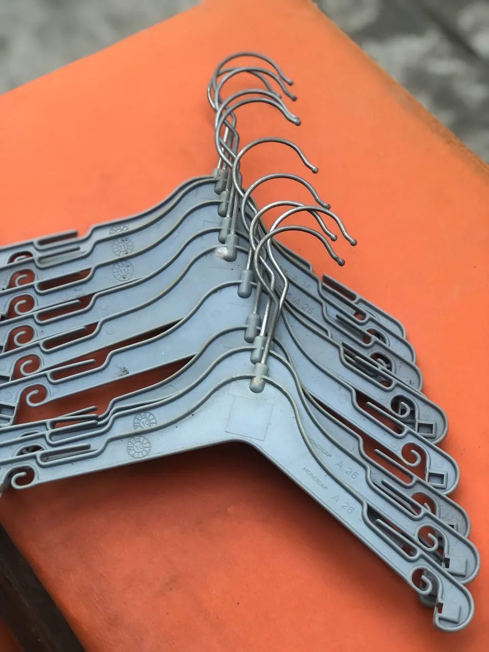 Cabide para roupas A26 plastico c/ 100  - Foto 3