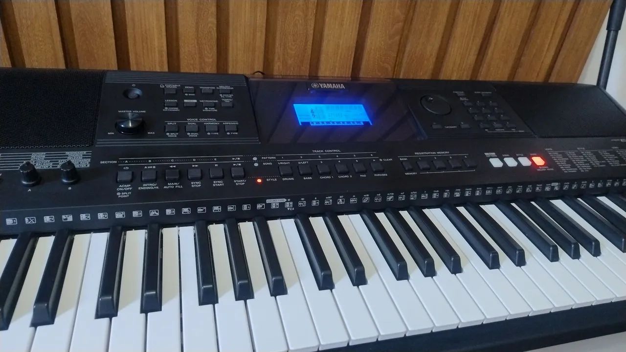Teclado musical YAMAHA PSR E453 - Foto 4