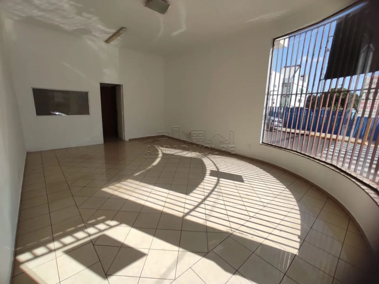 Sala comercial com frente em blindex e localização privilegiada