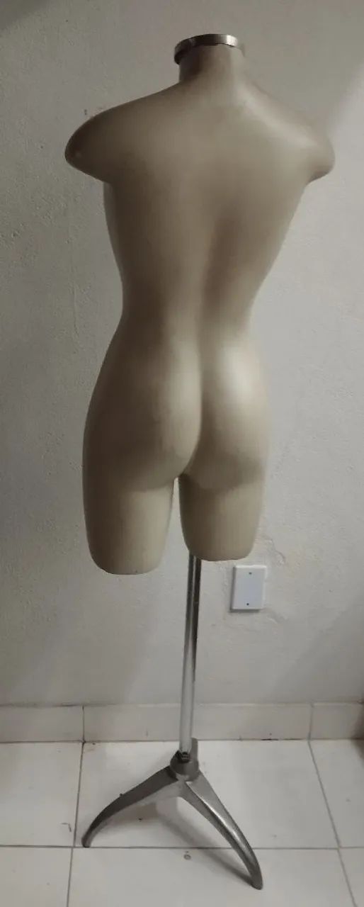 Manequim Feminino Fibra e base cromada longa  - Foto 3