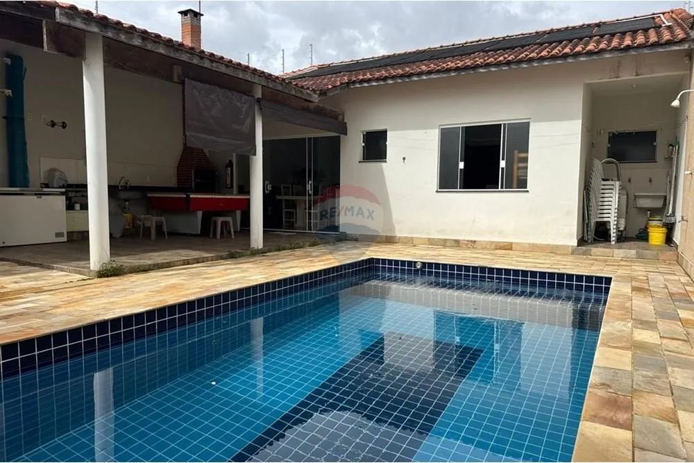 Casa em Peruíbe com 3 dormitórios, Piscina e Churrasqueira!