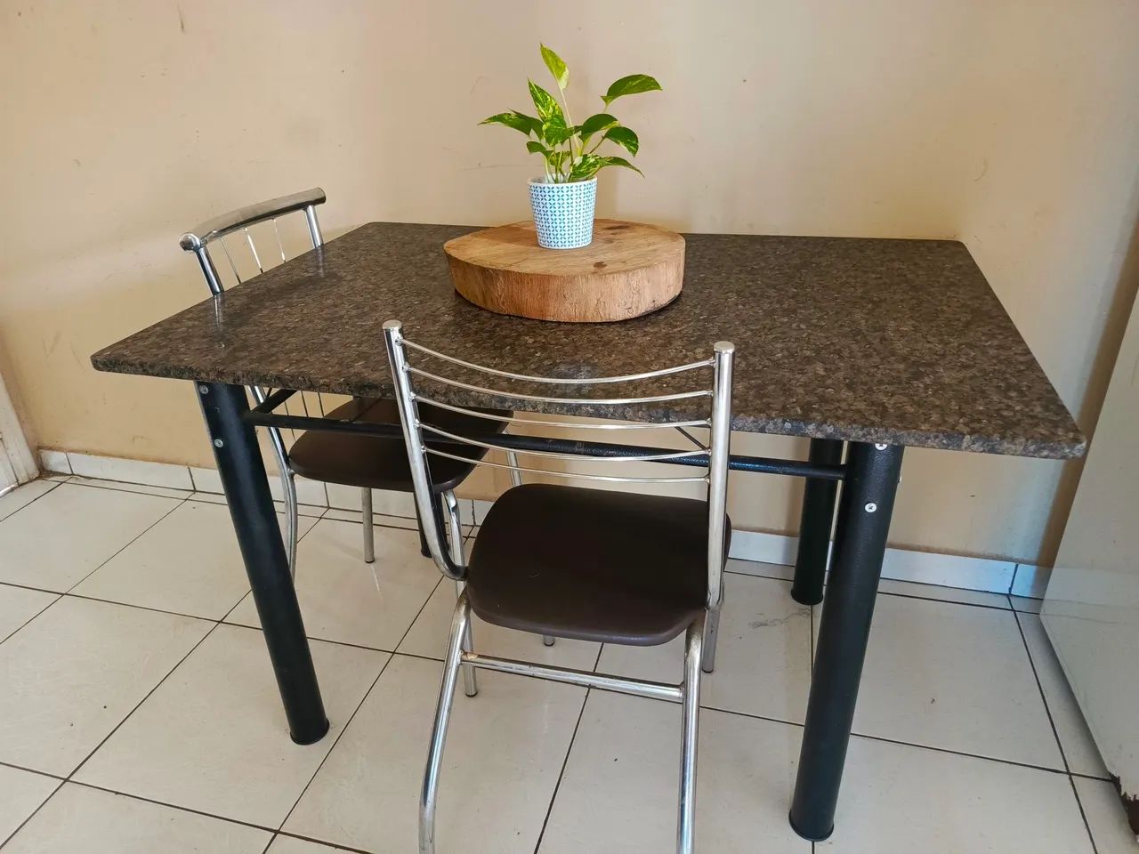 Vendo mesa com duas cadeiras