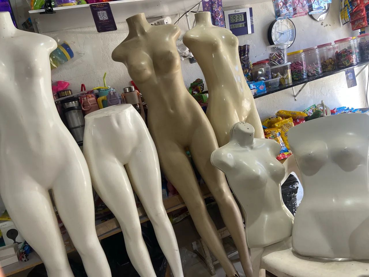 Vendo manequins 3 dê corpo inteiro 4 dê cabides é 2 dê busto - Foto 2