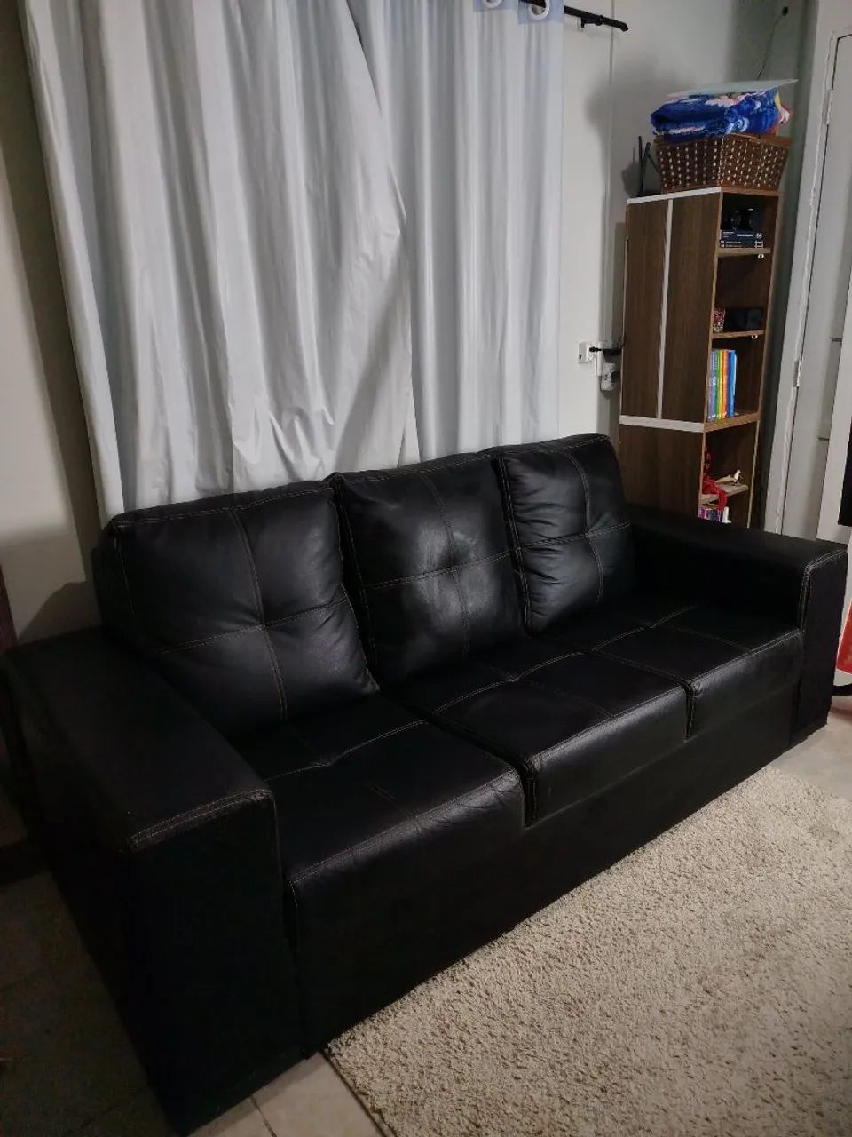 Sofá preto 3 lugares grande e confortável - ótimo estado - Foto 3
