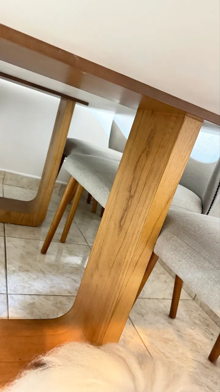 Mesa com 8 cadeiras acolchoadas de madeira  - Foto 3