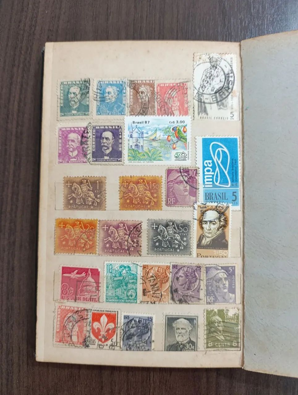 Vendo coleção de selos postais antigos.