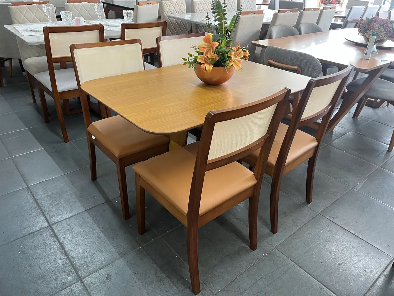 Mesa completa com cadeiras de madeira  - Foto 3