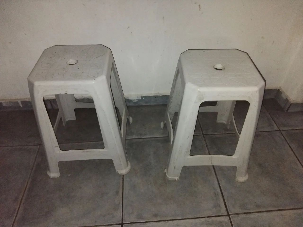 2 banquetas de plástico resistente