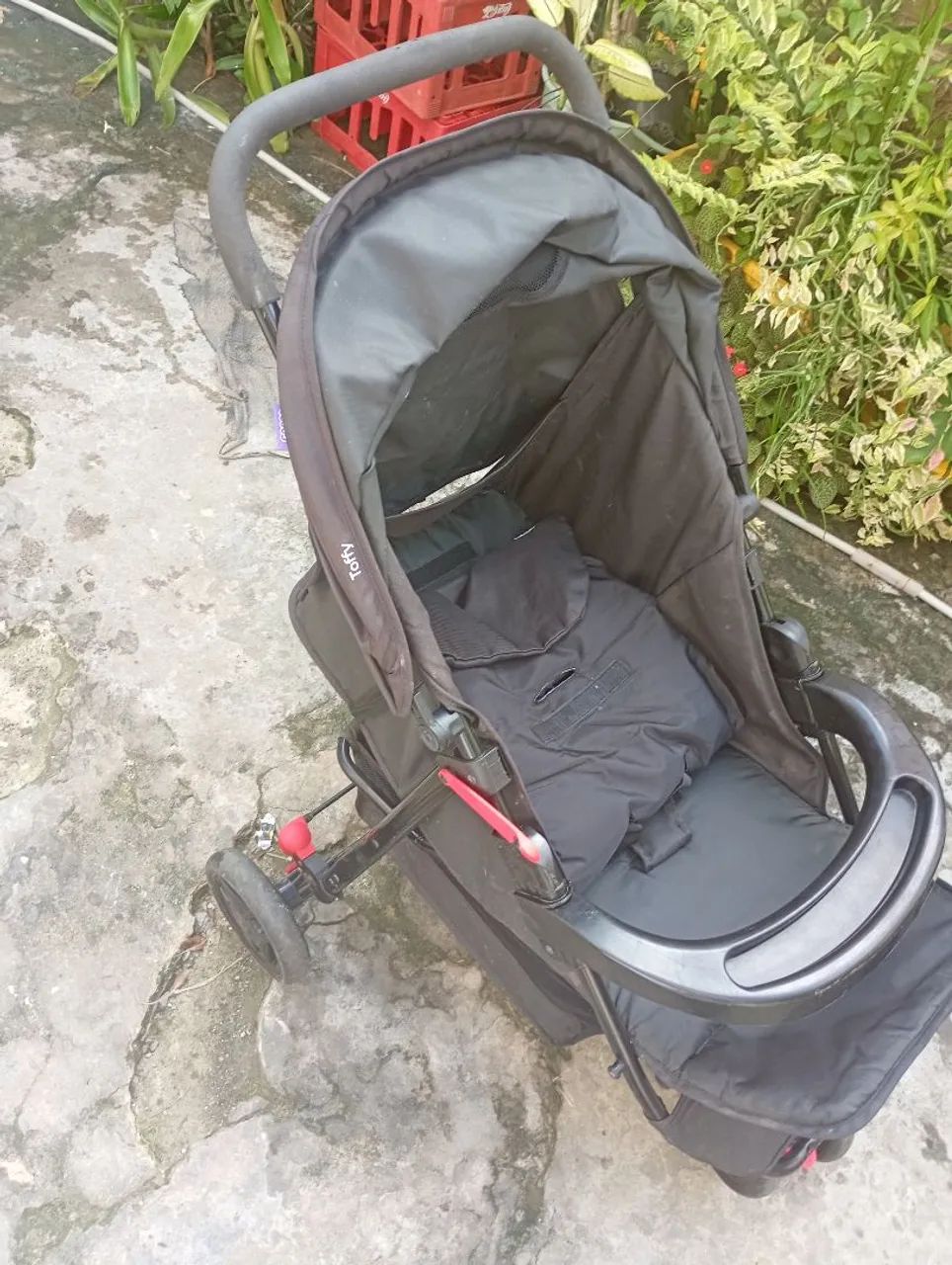 Vende-se carrinho de bebê 3 rodas 250,00 semi novo p vender logo da marca toffy  - Foto 3