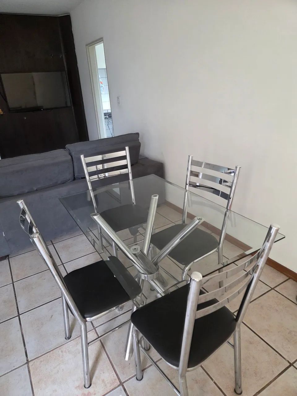 Mesa de vidro com 4 cadeiras  - Foto 3