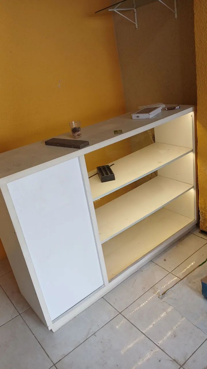 Balcão mdf com frente de vidro e led