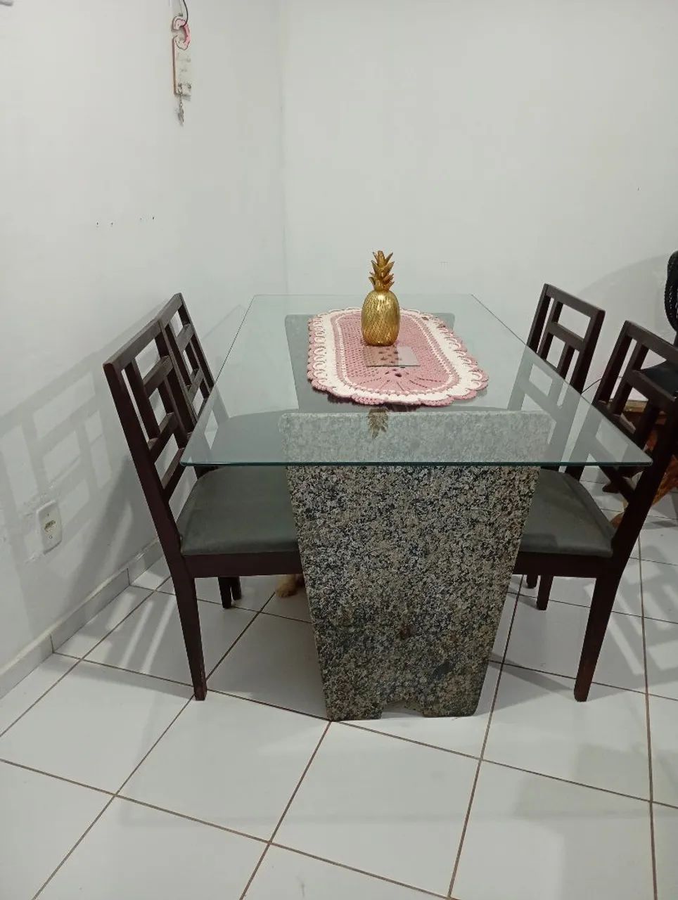 Vendo mesa de vidro ,base granito com cadeiras em madeira maciça 