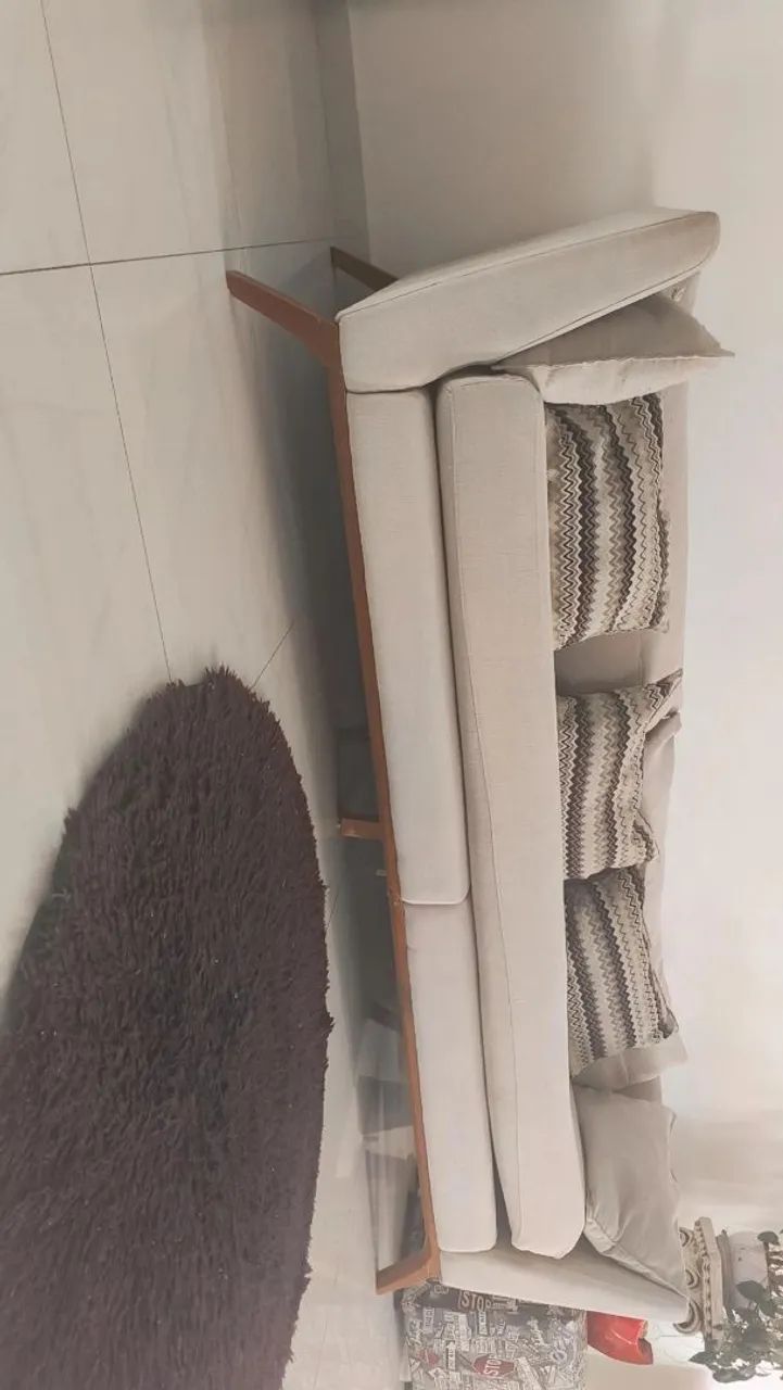 Sofá três lugares em linho, meme novo e almofadas  - Foto 2