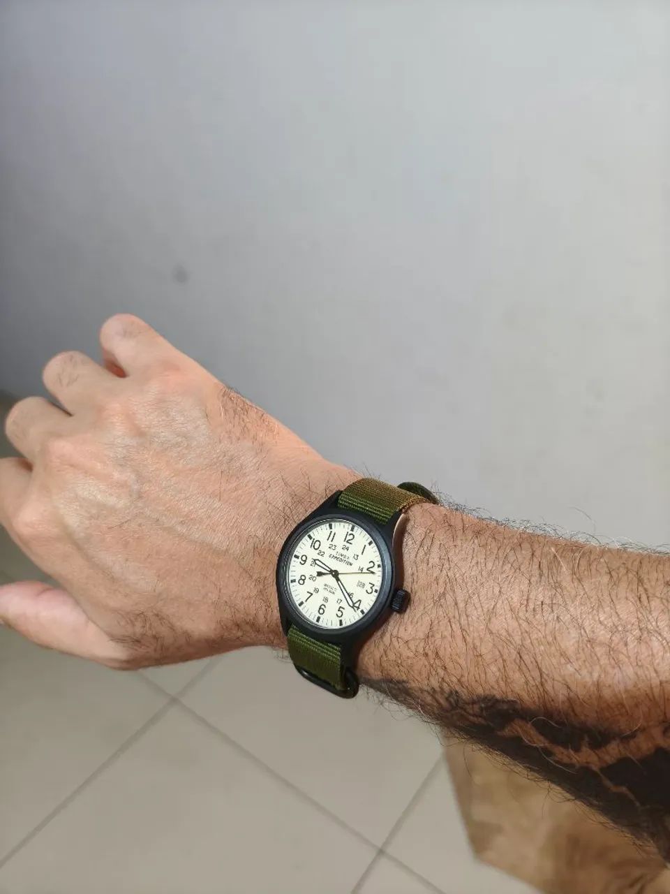 Relógio Timex a quartz, usado , com duas pulseiras, uma nato e uma de couro