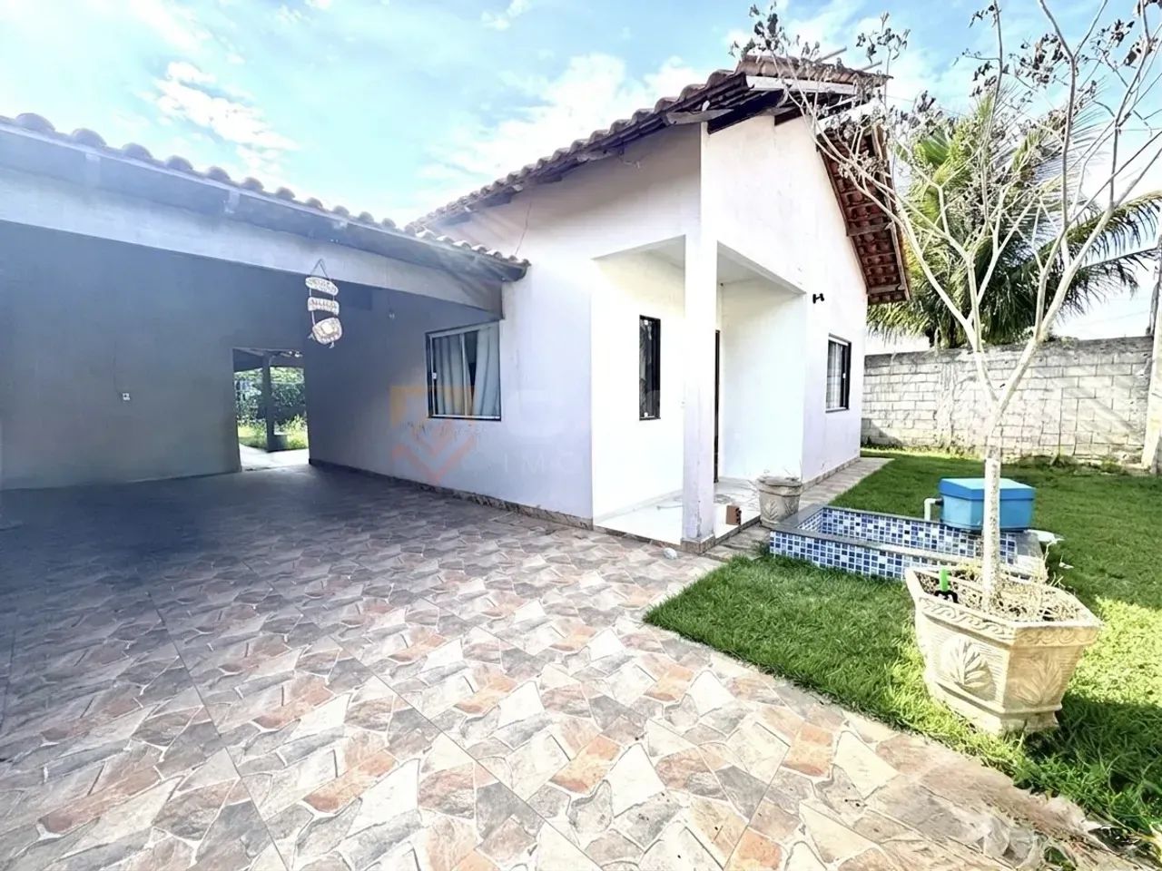 Casa com 2 quartos, 1 suíte, 3 vagas  2 Quartos com Quintal Enorme em Costa Bela com