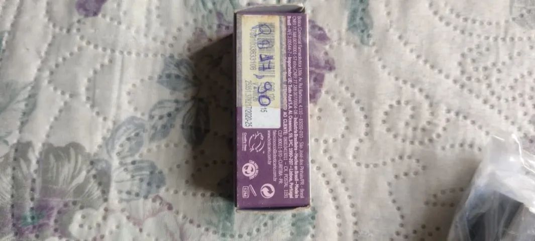 Vendo batons, escova de cabelo e apontador de lapis de olho - Foto 2