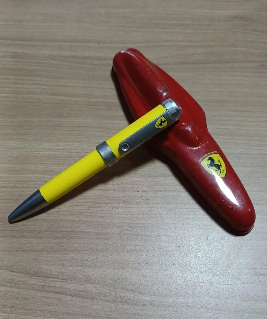 Caneta Ferrari em estojo de metal