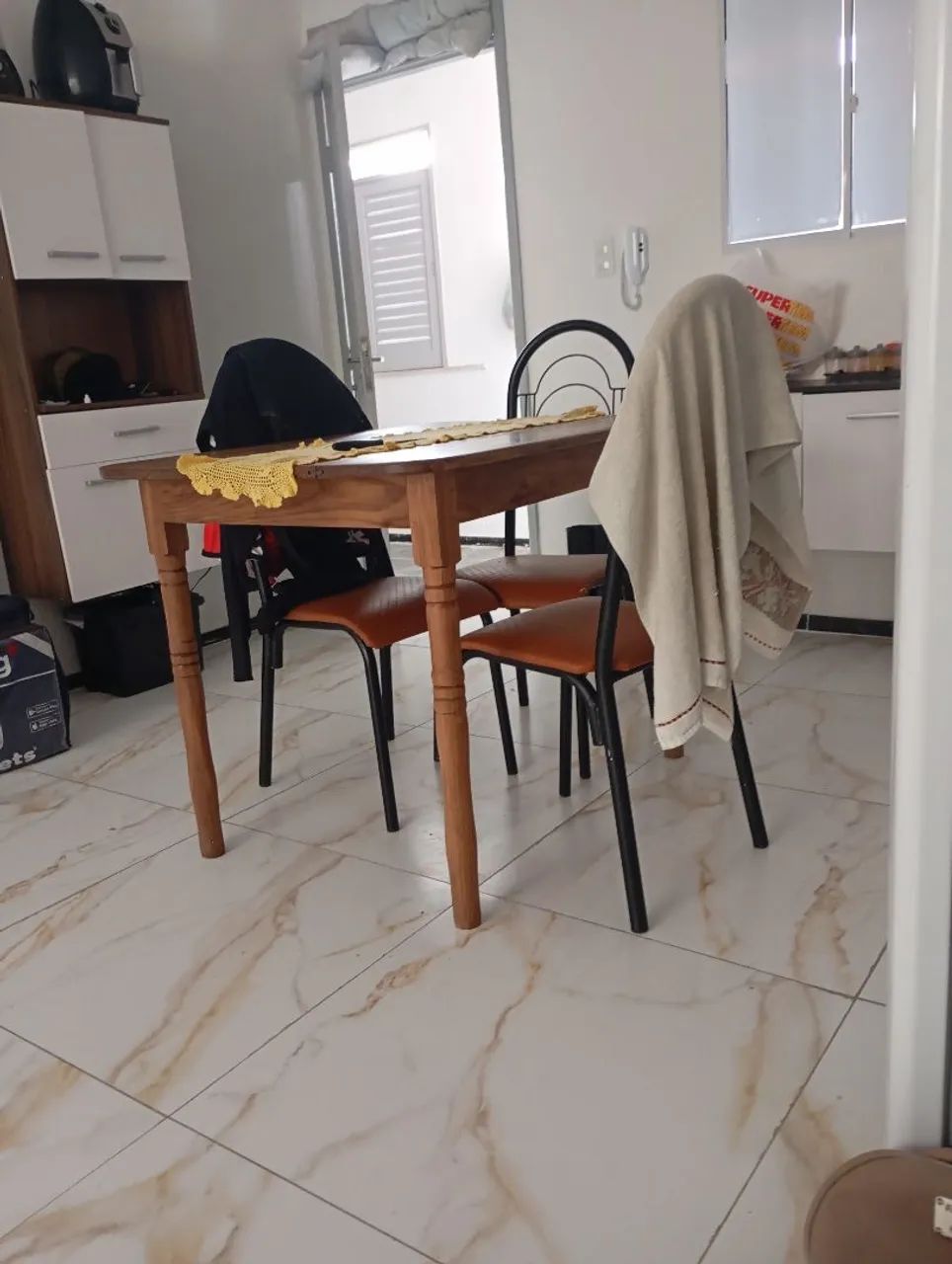 Mesa de madeira com cadeiras