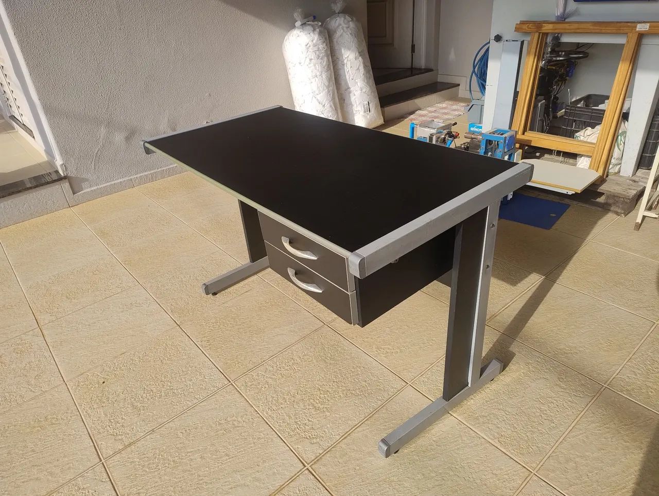 Mesa Escrivaninha Preta com Pés em Aço