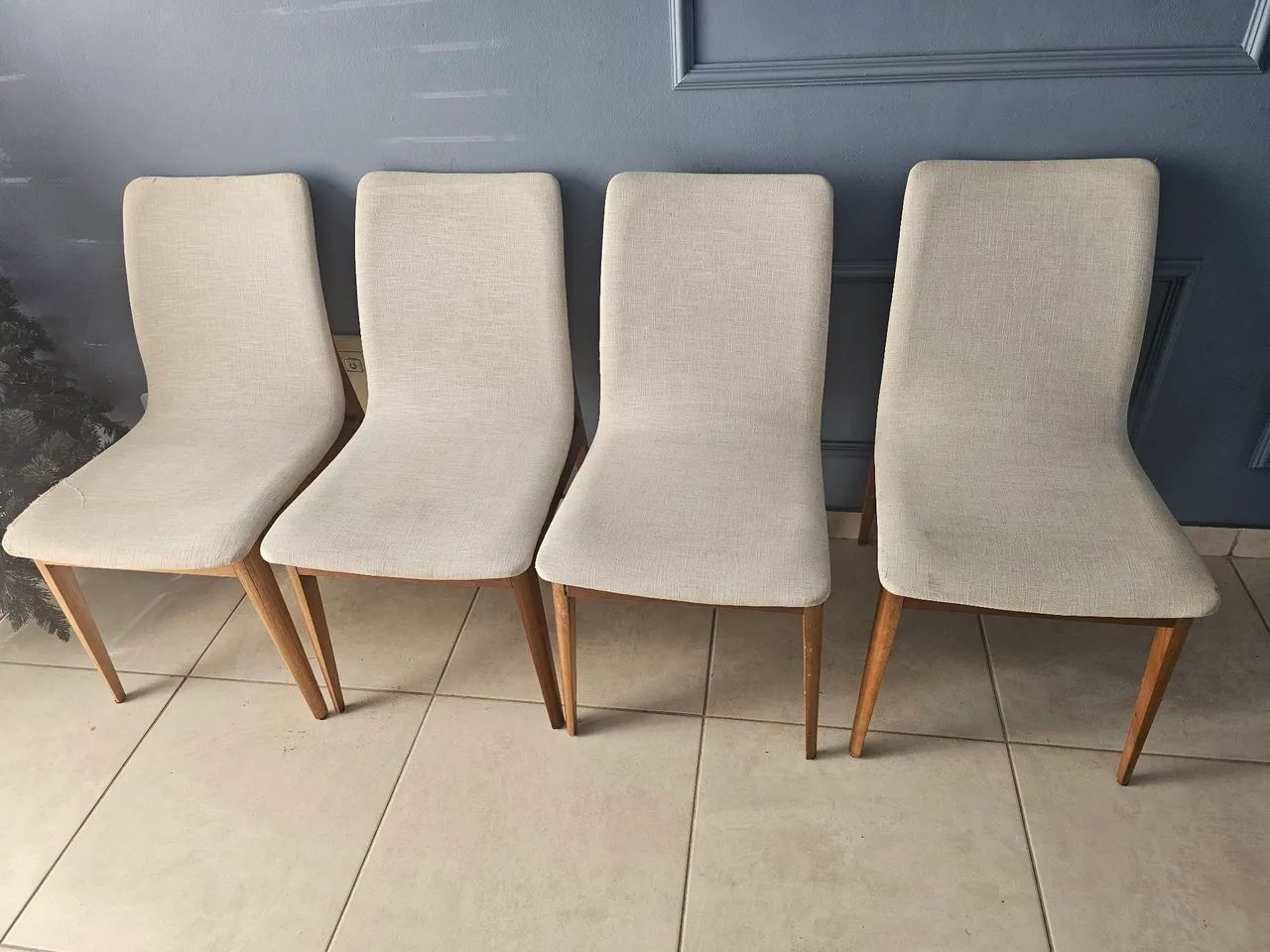 Vendo 4 Cadeiras de madeira e linho