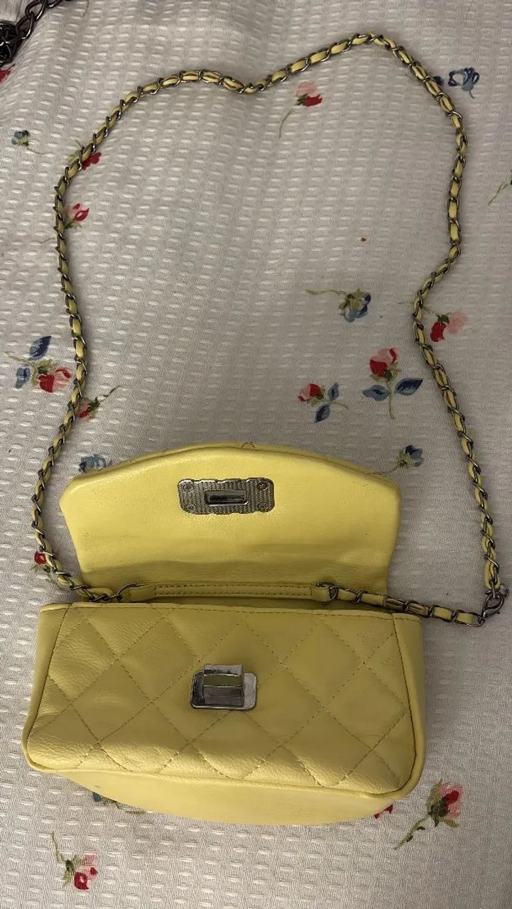 Bolsa mini matelassê amarela com corrente entrelaçada - Foto 2
