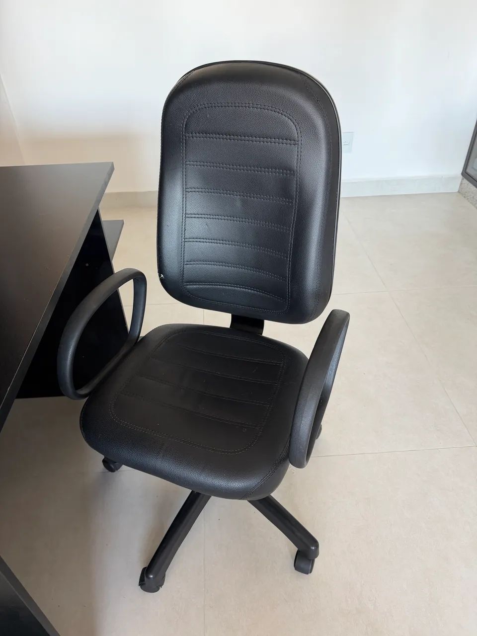 Mesa e cadeira de escritório 
