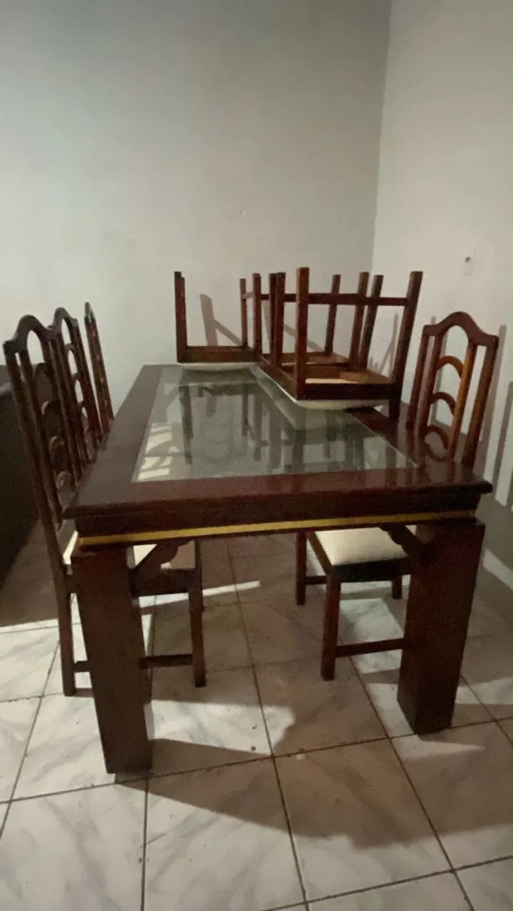 Vendo mesa com sete cadeiras 