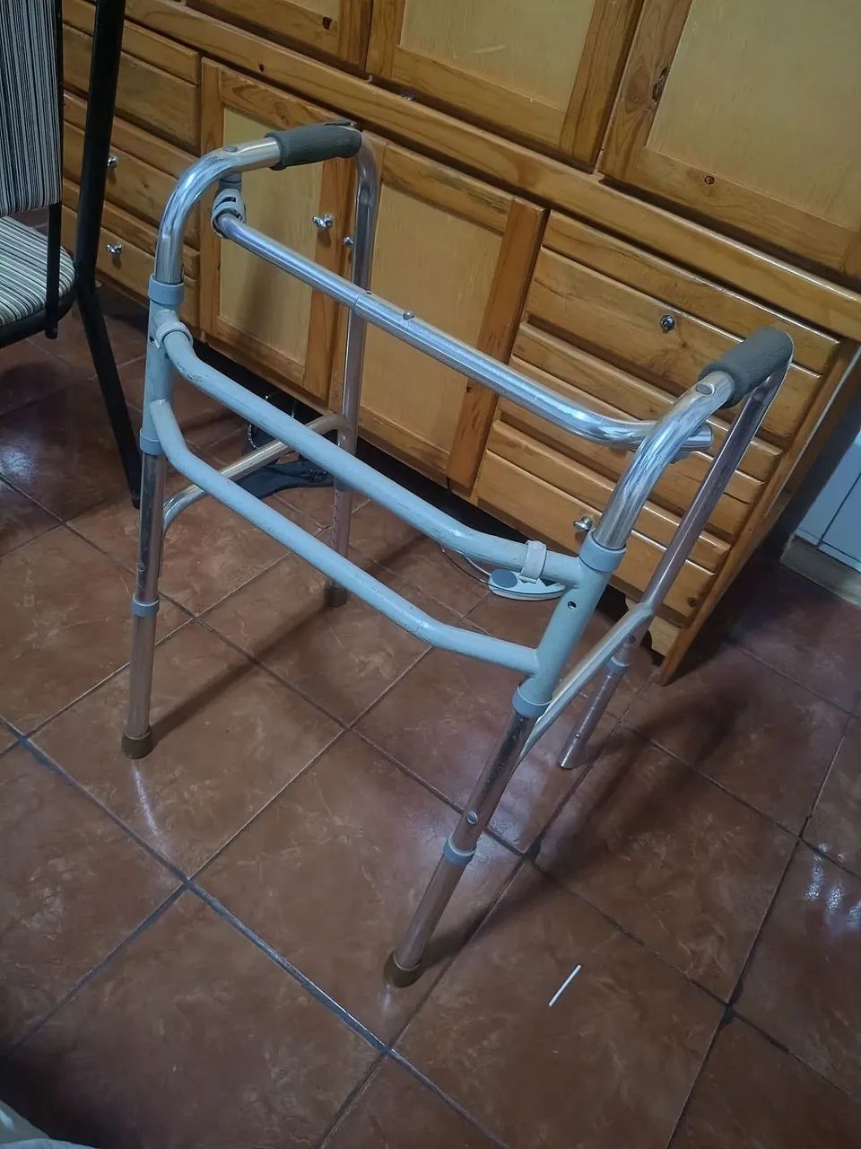 Vendo andador e bengala  - Foto 3