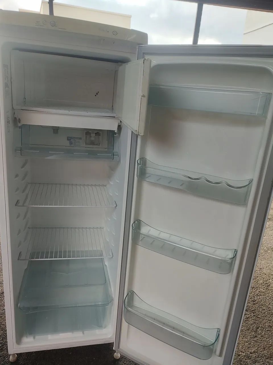 GELADEIRA ELECTROLUX SEMI NOVA COM DEGELO AUTOMÁTICO. - Foto 4