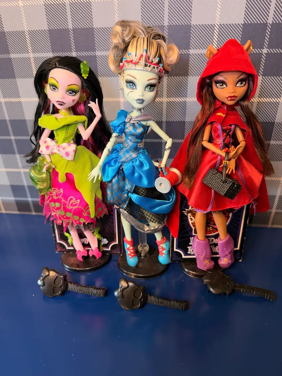 LOTE BONECAS MONSTER HIGH DRACULAURA, FRANKIE E CLAWDEEN SCARY TALES  (LEIA A DESCRIÇÃO)