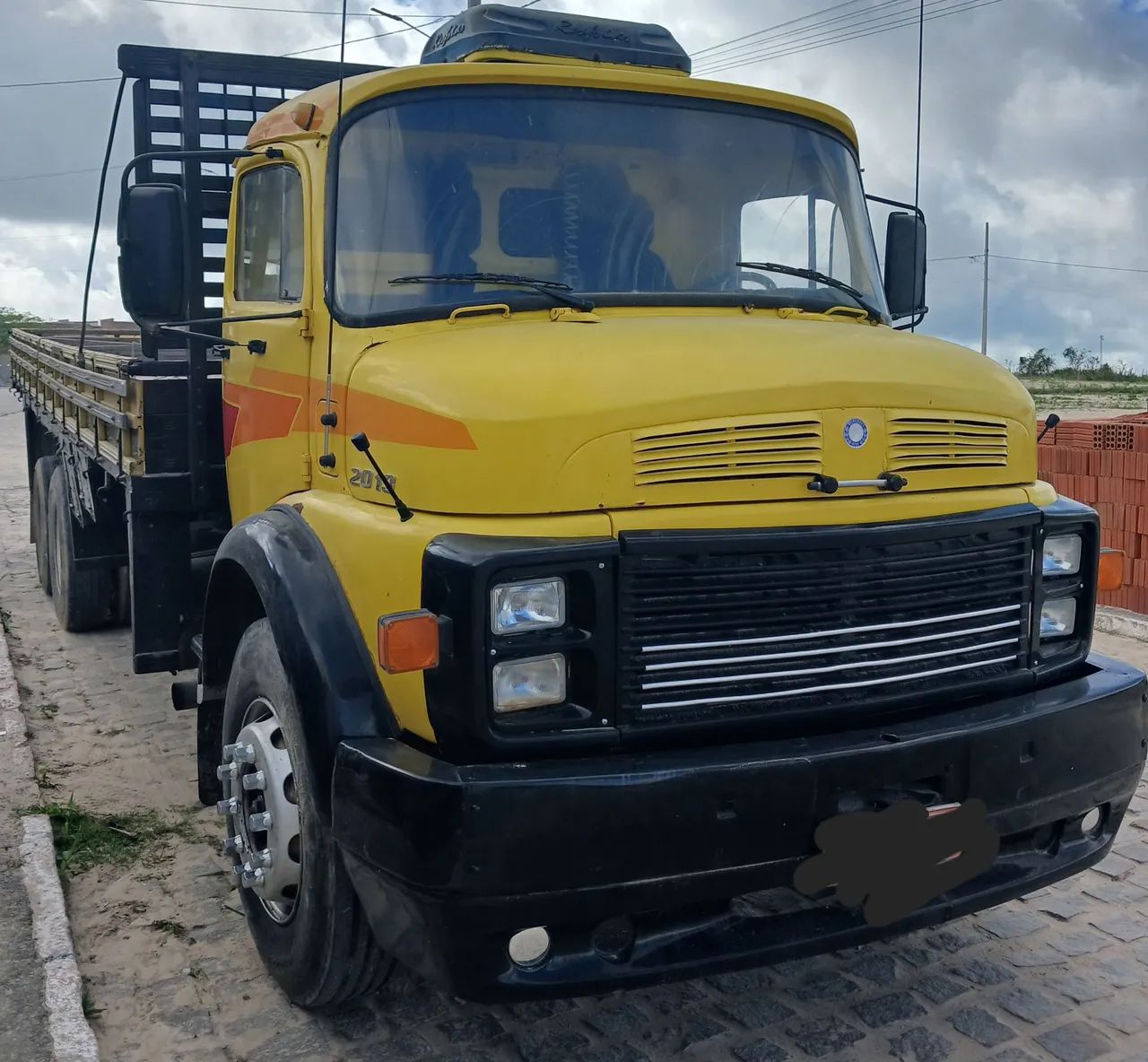 Caminhão mb 2013 ano 85