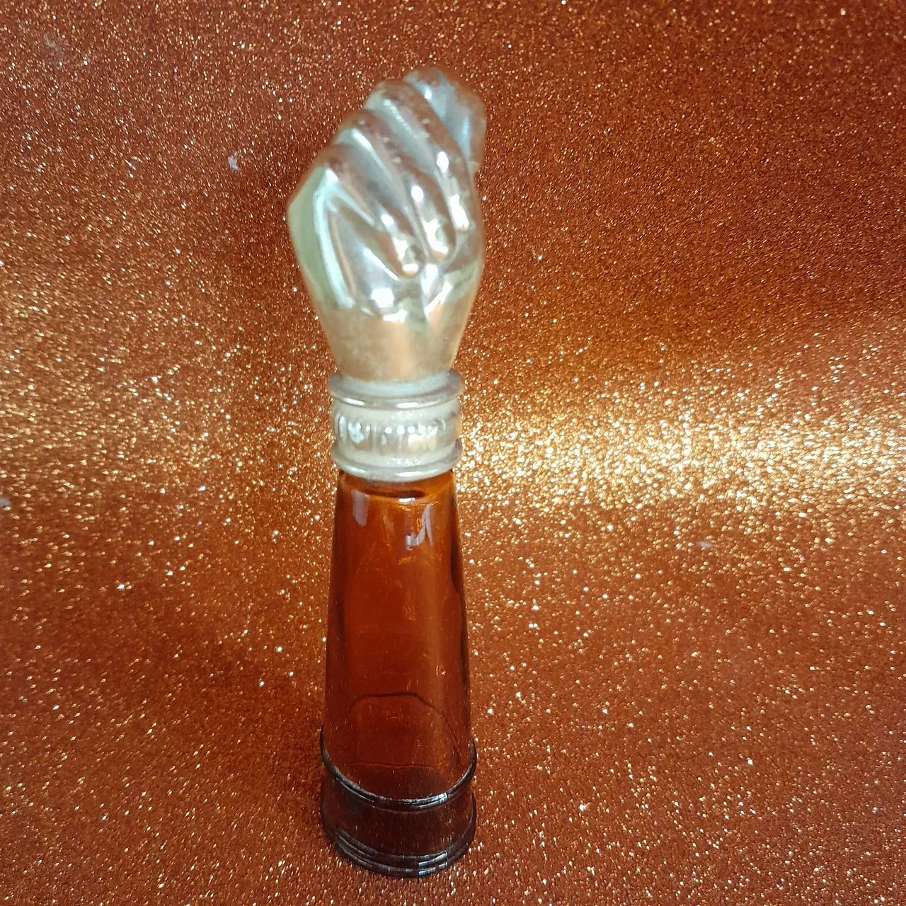 Frasco vazio de perfume Avon em formato de figa.  - Foto 2