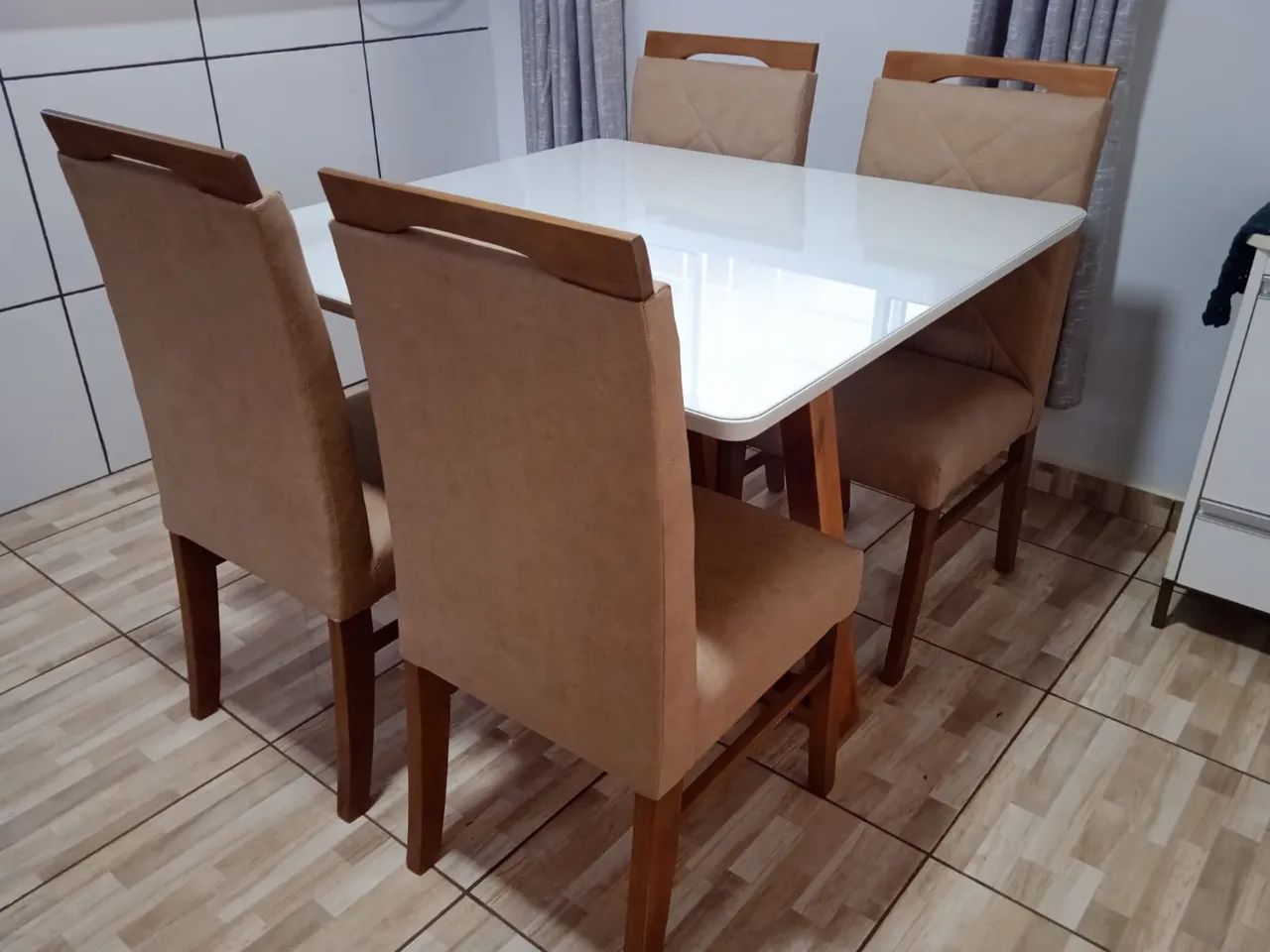 Mesa resistente de madeira 
