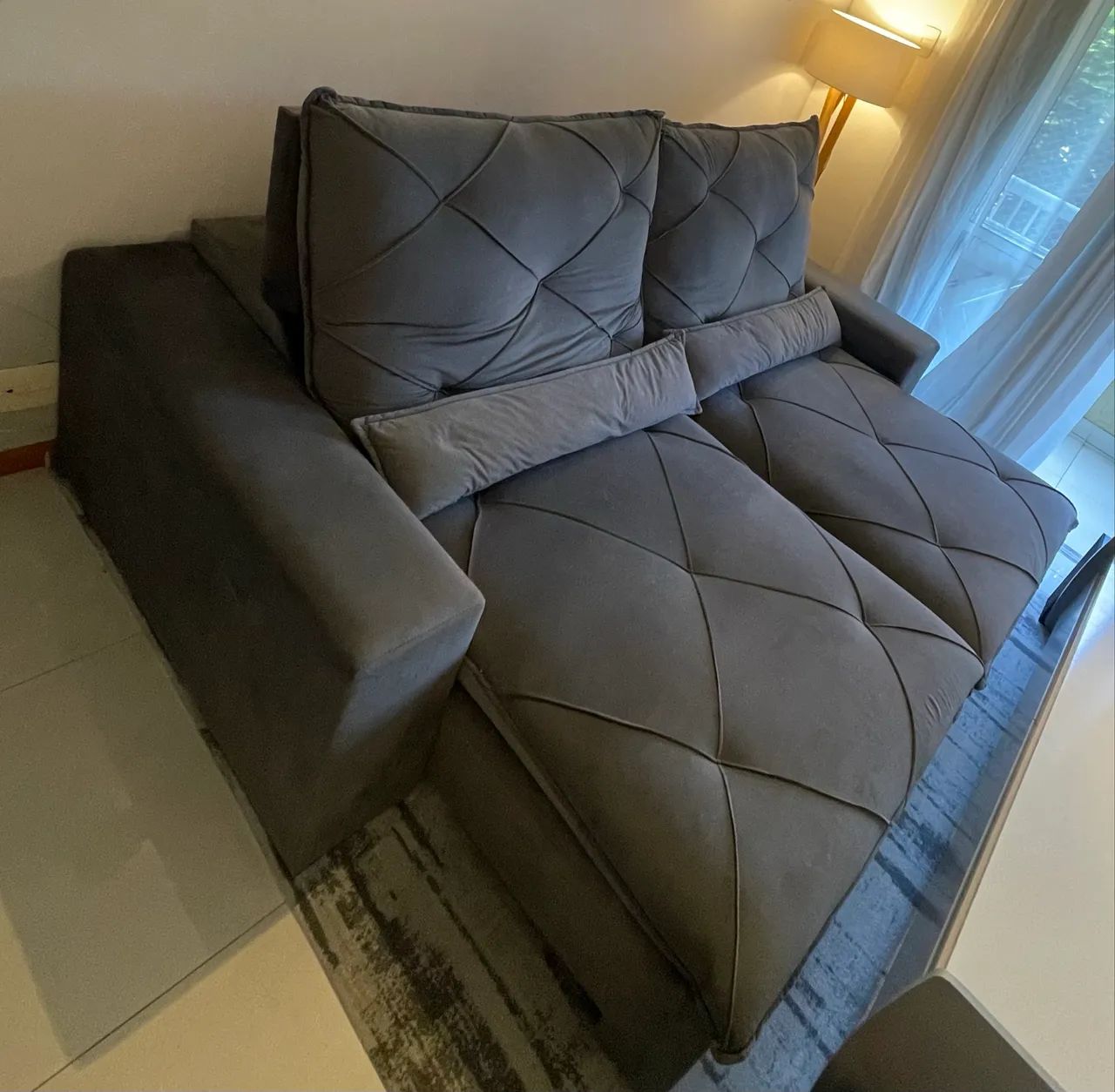 Sofá retrátil 2 lugares - Suede cinza  - Foto 3