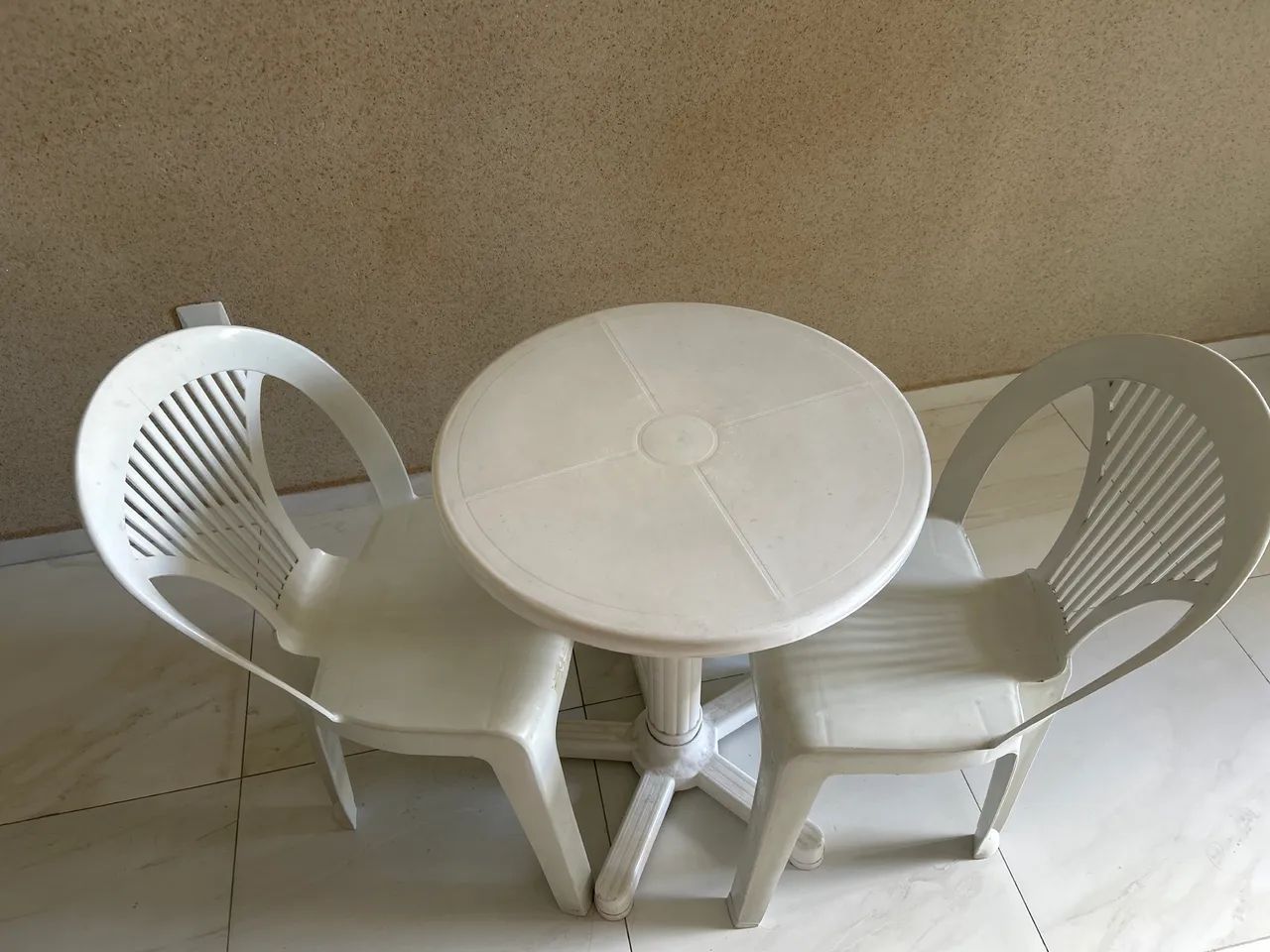 Mesa Tramontina com duas cadeiras plástico 