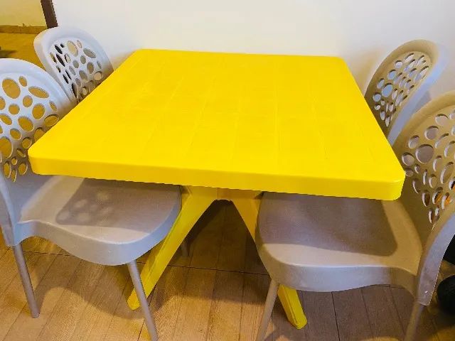 Mesa com 4 cadeiras