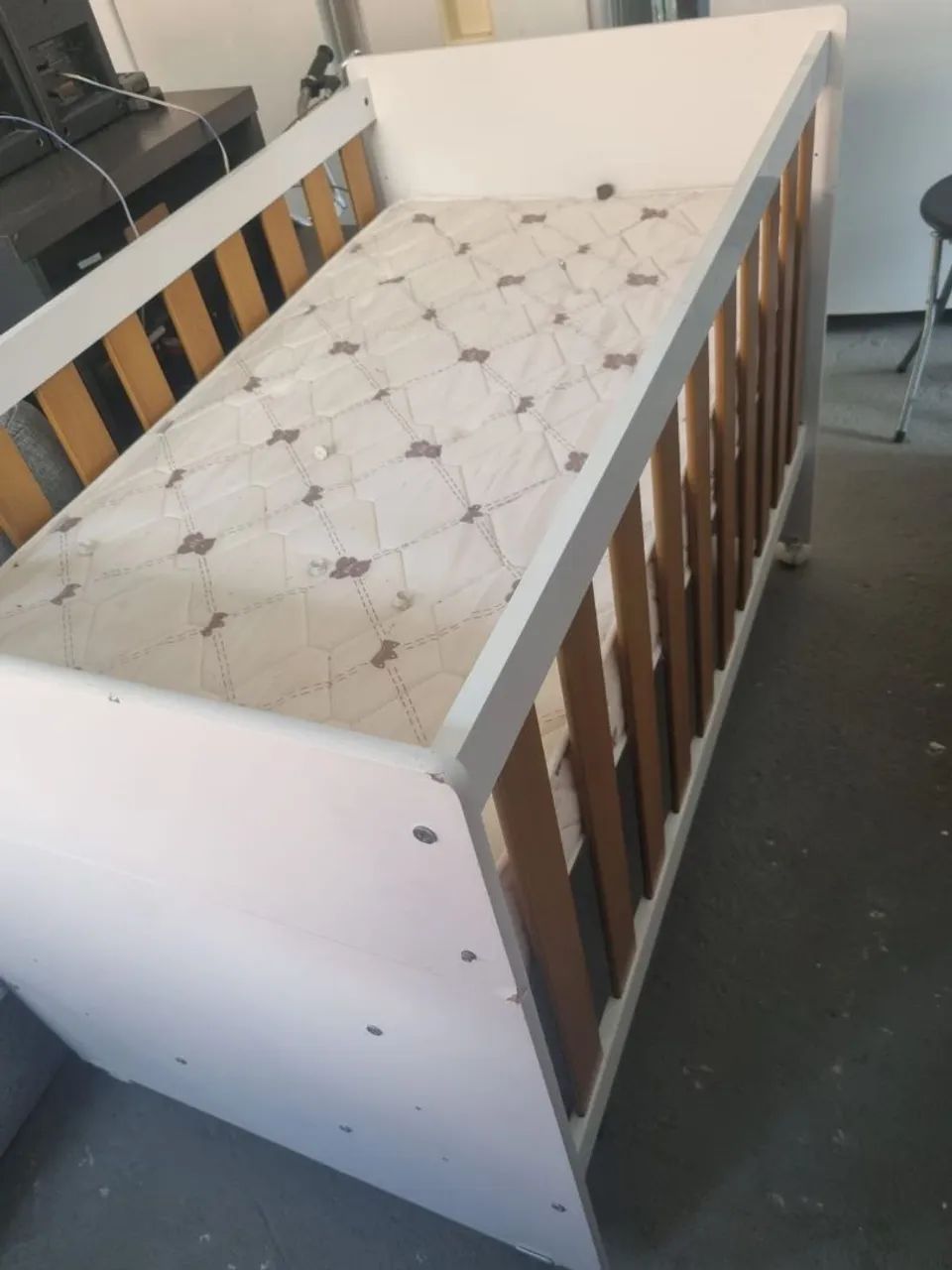 Vendo lindíssimo berço americano com colchão!! 