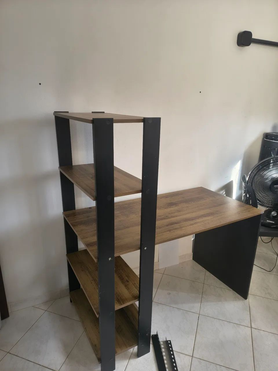 Escrivaninha com bastante espaço  - Foto 4