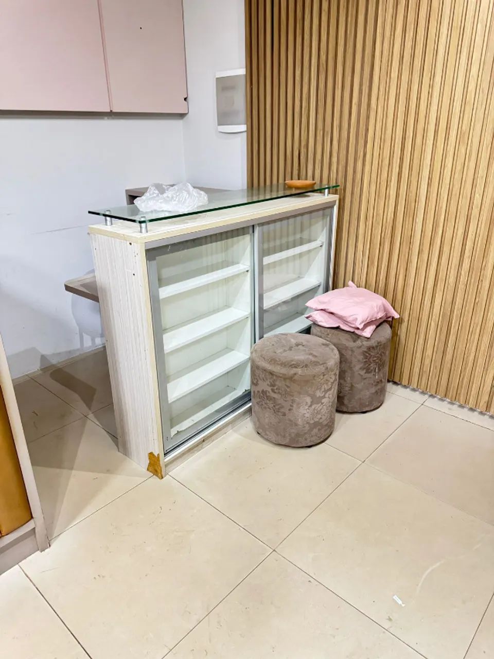 Balcão com vidro - R$ 500,00